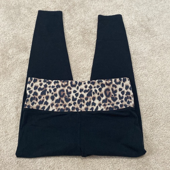 Victoria secret leggings women’s small animal print and black bottoms - Picture 3 of 10